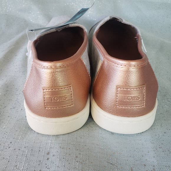 BRAND NEW WITH TAG, TOMS Youth Classic . grey felt and rose gold polka dots  5.5 - Picture 2 of 13